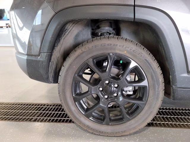 2022 Granite Crystal Metallic Clearcoat Jeep Compass Latitude 4X4 SUV