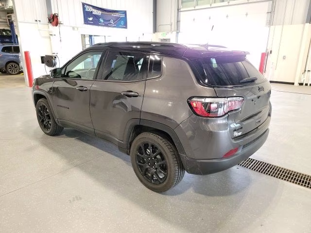 2022 Granite Crystal Metallic Clearcoat Jeep Compass Latitude 4X4 SUV