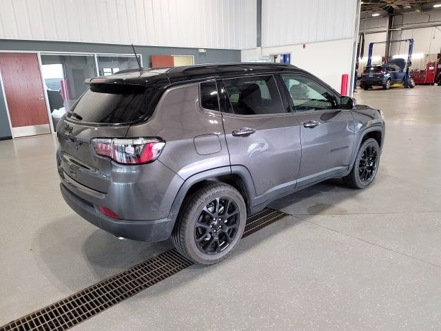 2022 Granite Crystal Metallic Clearcoat Jeep Compass Latitude 4X4 SUV