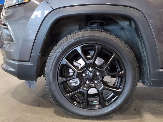 2022 Granite Crystal Metallic Clearcoat Jeep Compass Latitude 4X4 SUV