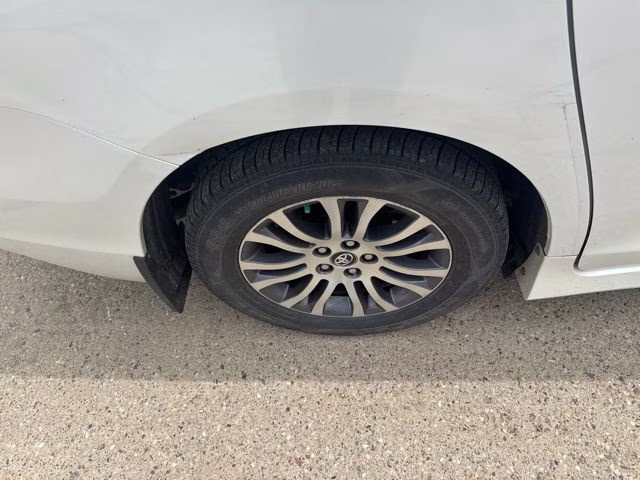 2018 White Toyota Sienna XLE Premium FWD Van