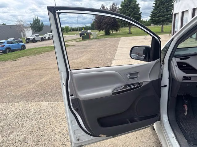 2018 White Toyota Sienna XLE Premium FWD Van