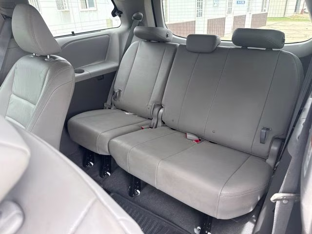 2018 White Toyota Sienna XLE Premium FWD Van