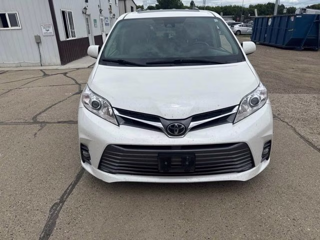 2018 White Toyota Sienna XLE Premium FWD Van