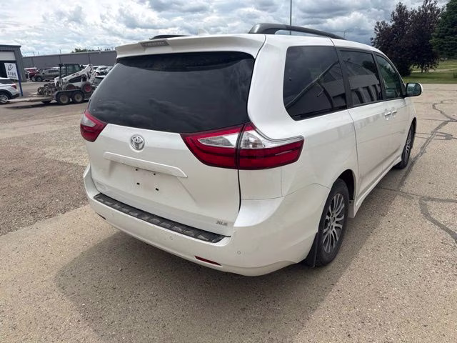 2018 White Toyota Sienna L FWD Van