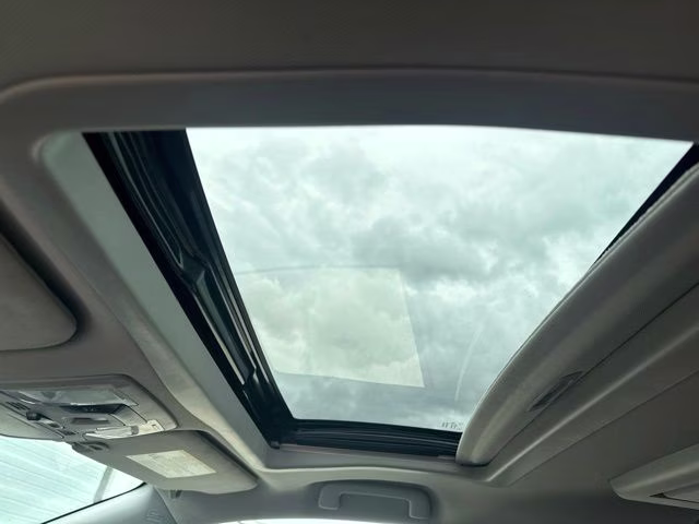 2018 White Toyota Sienna L FWD Van
