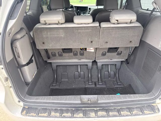 2018 White Toyota Sienna L FWD Van