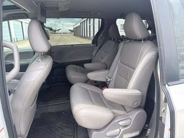 2018 White Toyota Sienna L FWD Van