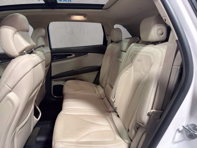 2019 White Lincoln Nautilus Reserve AWD SUV