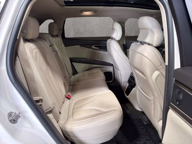 2019 White Lincoln Nautilus Reserve AWD SUV