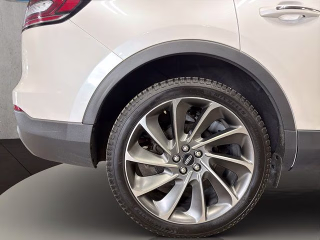 2019 White Lincoln Nautilus Reserve AWD SUV