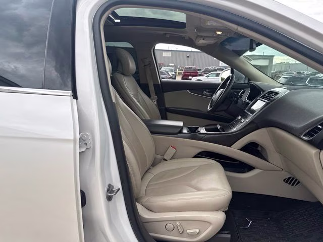2019 White Lincoln Nautilus Reserve AWD SUV