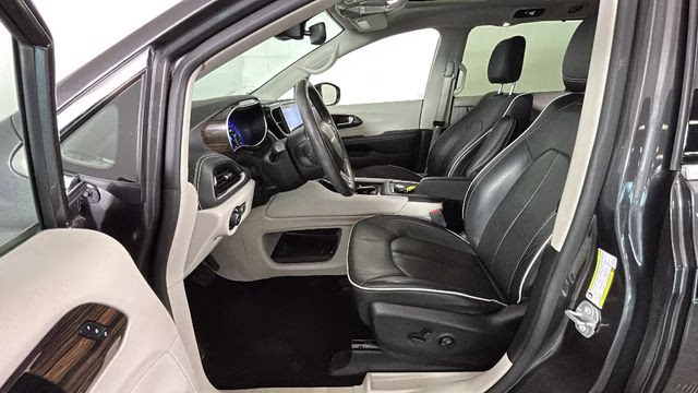 2023 Granite Crystal Metallic Clearcoat Chrysler Pacifica Limited FWD Van