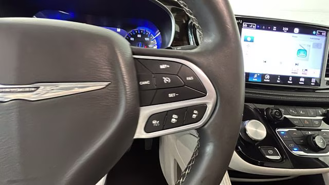 2023 Granite Crystal Metallic Clearcoat Chrysler Pacifica Limited FWD Van