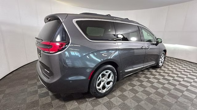 2023 Granite Crystal Metallic Clearcoat Chrysler Pacifica Limited FWD Van