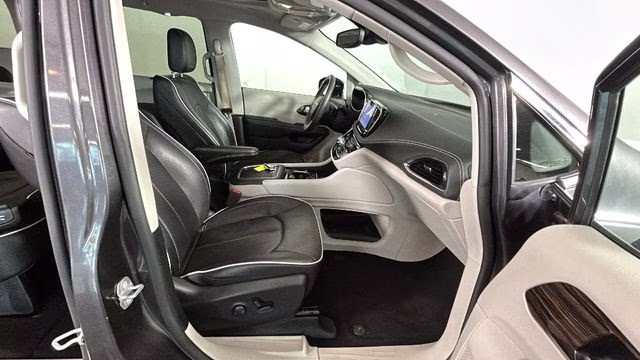 2023 Granite Crystal Metallic Clearcoat Chrysler Pacifica Limited FWD Van