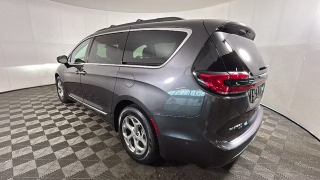 2023 Granite Crystal Metallic Clearcoat Chrysler Pacifica Limited FWD Van