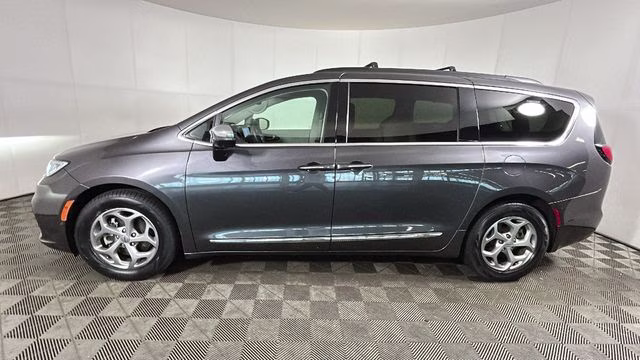 2023 Granite Crystal Metallic Clearcoat Chrysler Pacifica Limited FWD Van