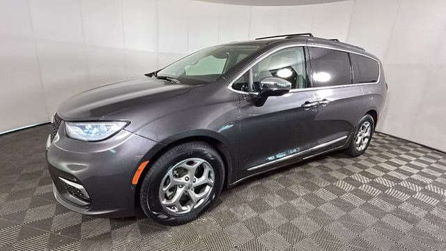 2023 Granite Crystal Metallic Clearcoat Chrysler Pacifica Limited FWD Van
