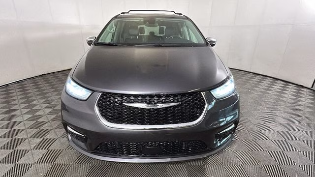 2023 Granite Crystal Metallic Clearcoat Chrysler Pacifica Limited FWD Van
