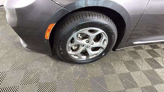 2023 Granite Crystal Metallic Clearcoat Chrysler Pacifica Limited FWD Van