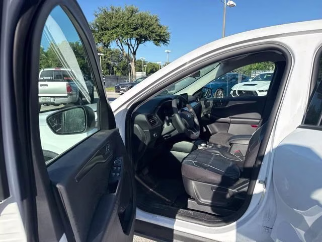 2025 Oxford White Ford Escape Active FWD SUV