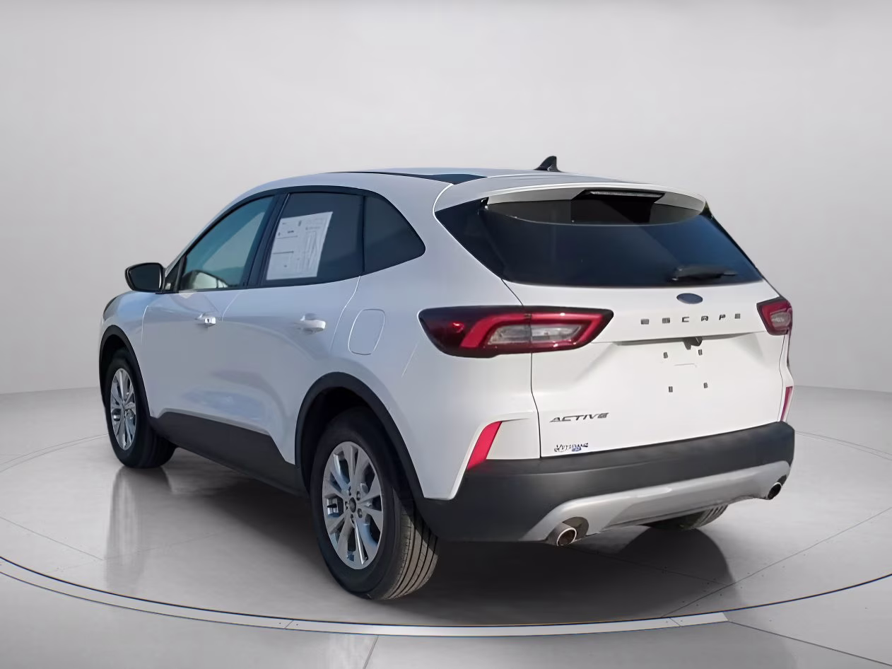 2025 Oxford White Ford Escape Active FWD SUV
