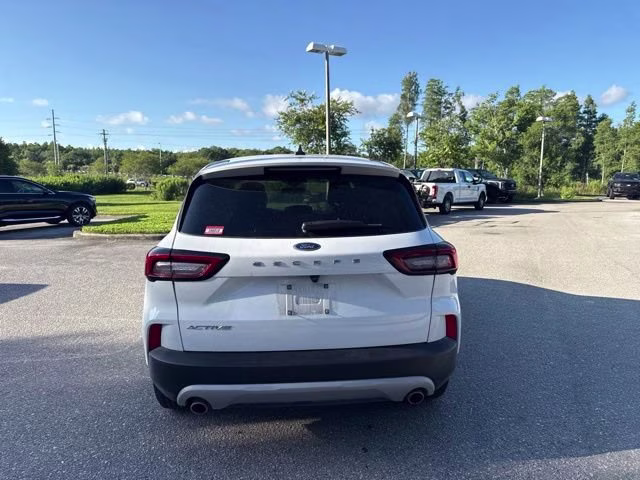 2025 Oxford White Ford Escape Active FWD SUV