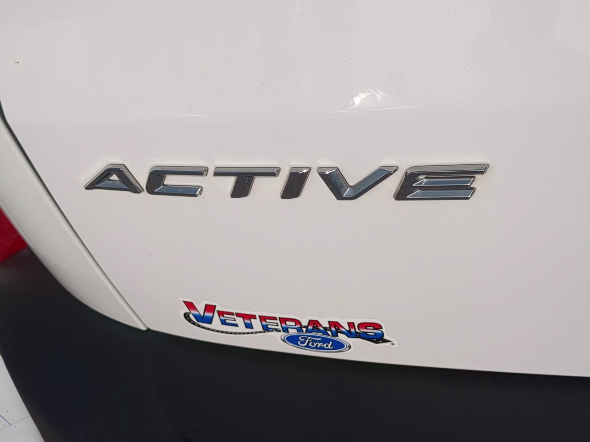 2025 Oxford White Ford Escape Active FWD SUV