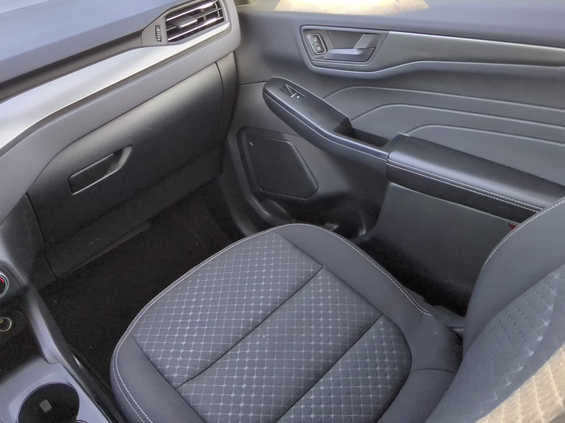 2025 Oxford White Ford Escape Active FWD SUV