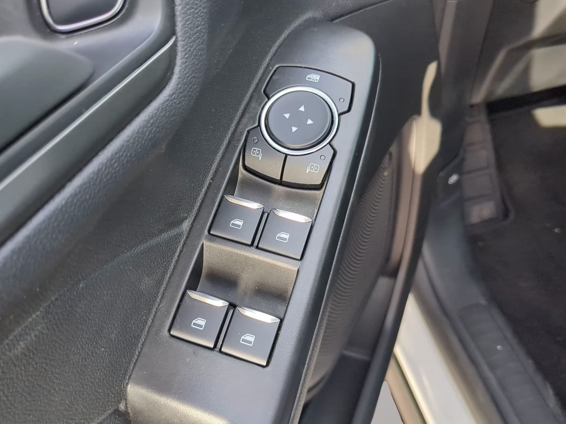 2025 Oxford White Ford Escape Active FWD SUV