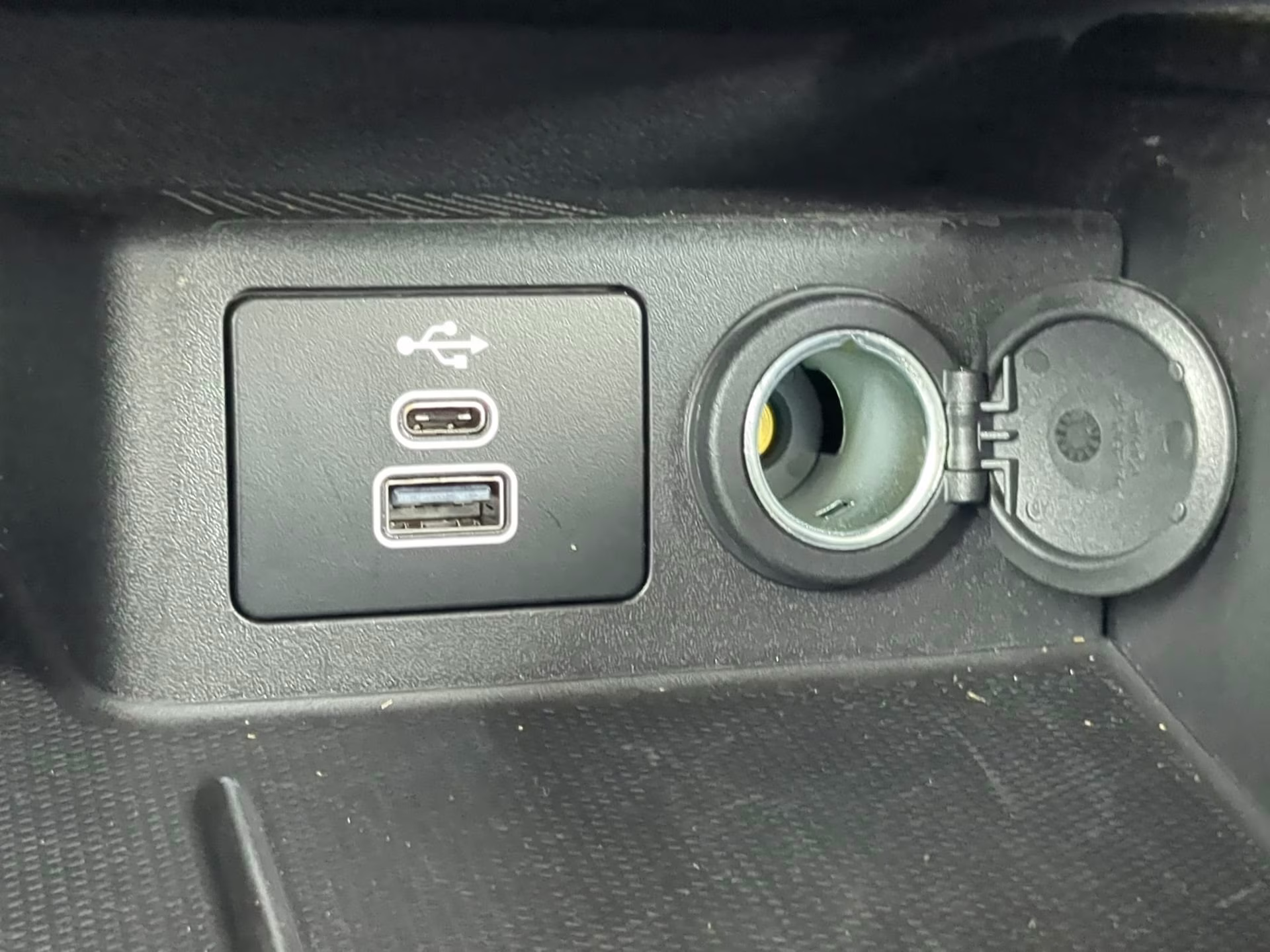 2025 Oxford White Ford Escape Active FWD SUV