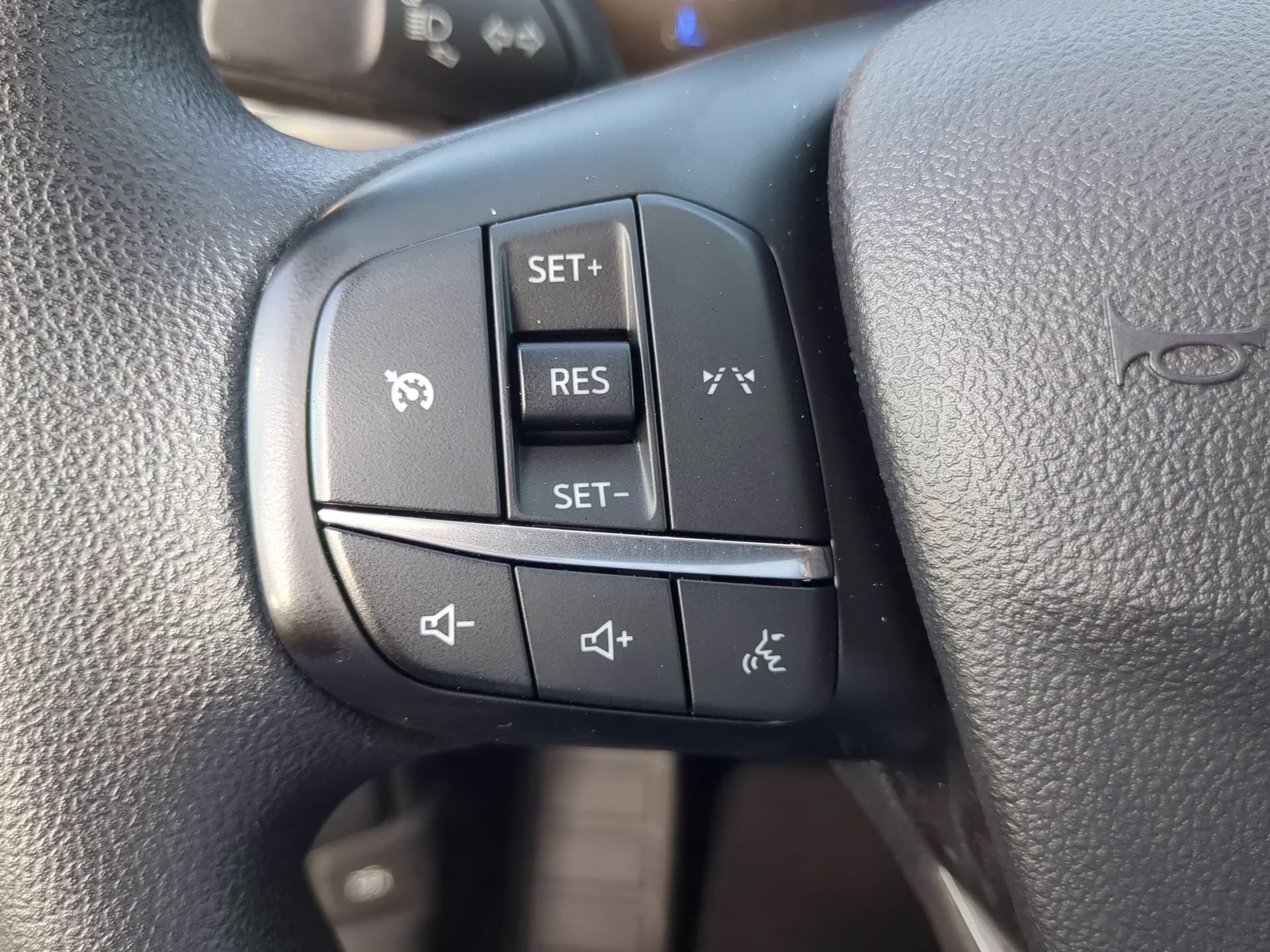 2025 Oxford White Ford Escape Active FWD SUV