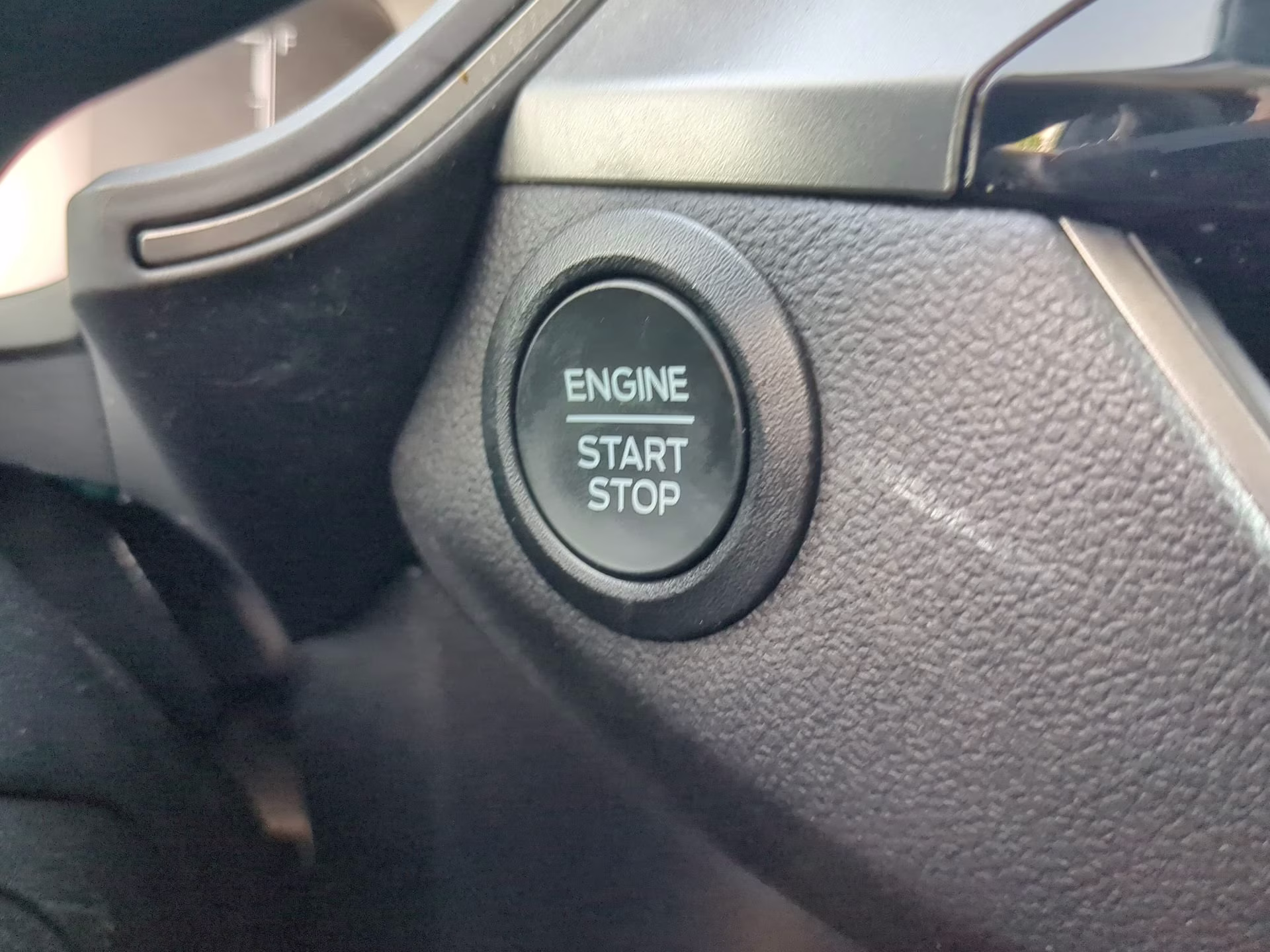 2025 Oxford White Ford Escape Active FWD SUV