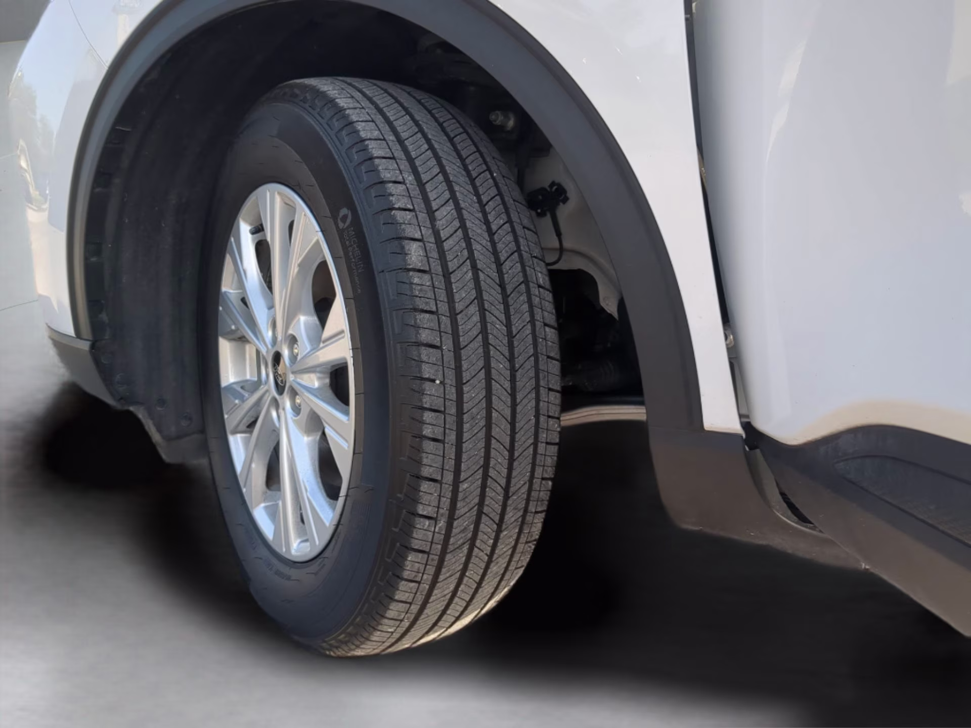 2025 Oxford White Ford Escape Active FWD SUV