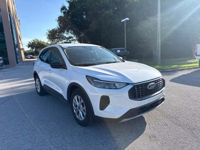 2025 Oxford White Ford Escape Active FWD SUV