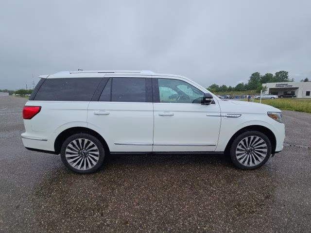 2020 White Lincoln Navigator Reserve 4X4 SUV