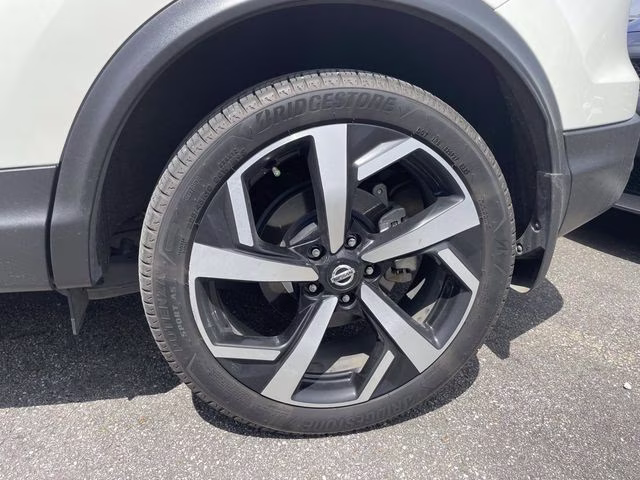 2022 Pearl White Tricoat Nissan Rogue Sport SL FWD SUV