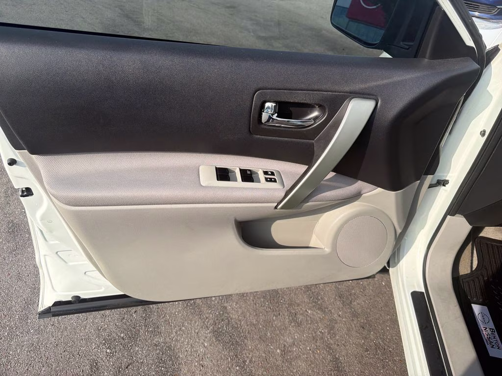 2015 Pearl White Nissan Rogue Select S FWD SUV