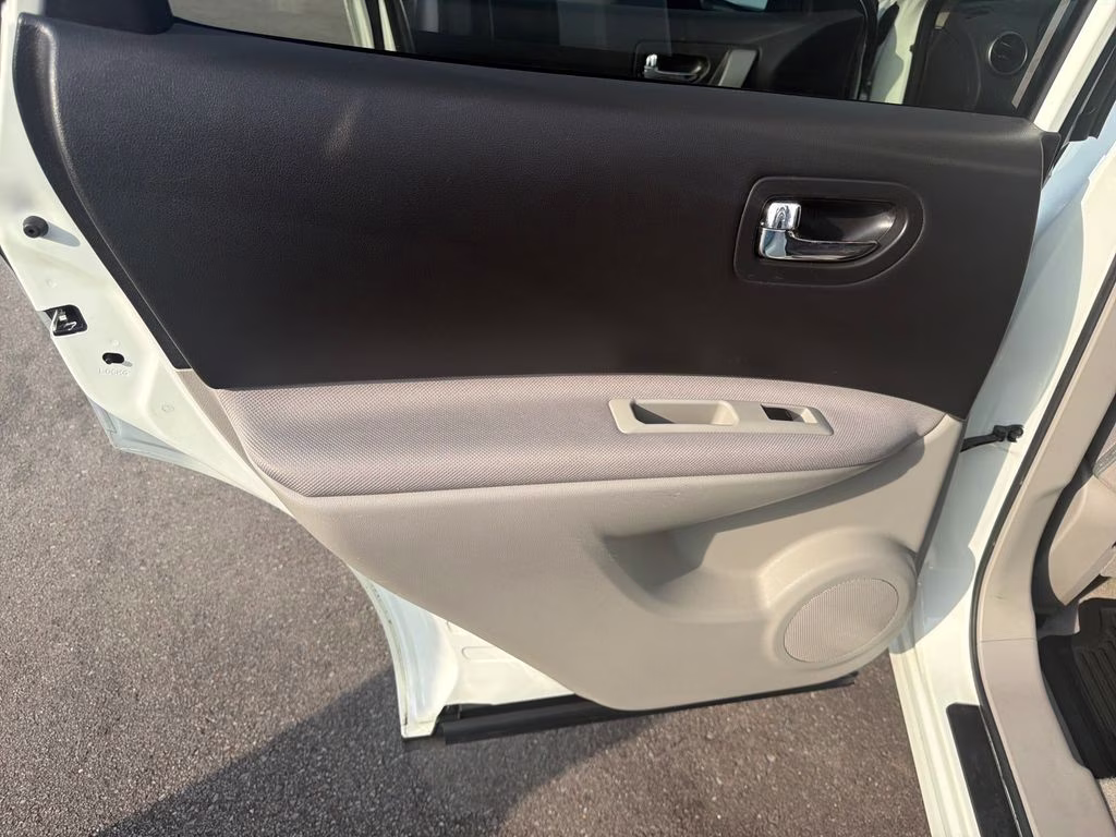 2015 Pearl White Nissan Rogue Select S FWD SUV