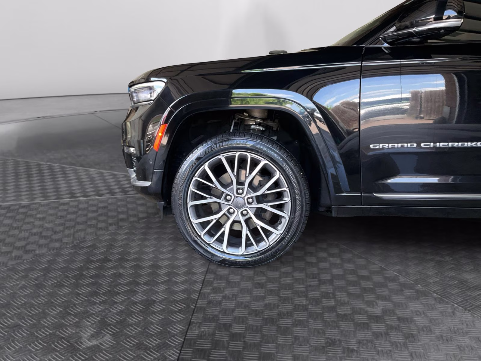2023 Diamond Black Crystal Pearlcoat Jeep Grand Cherokee L Summit 4X4 SUV