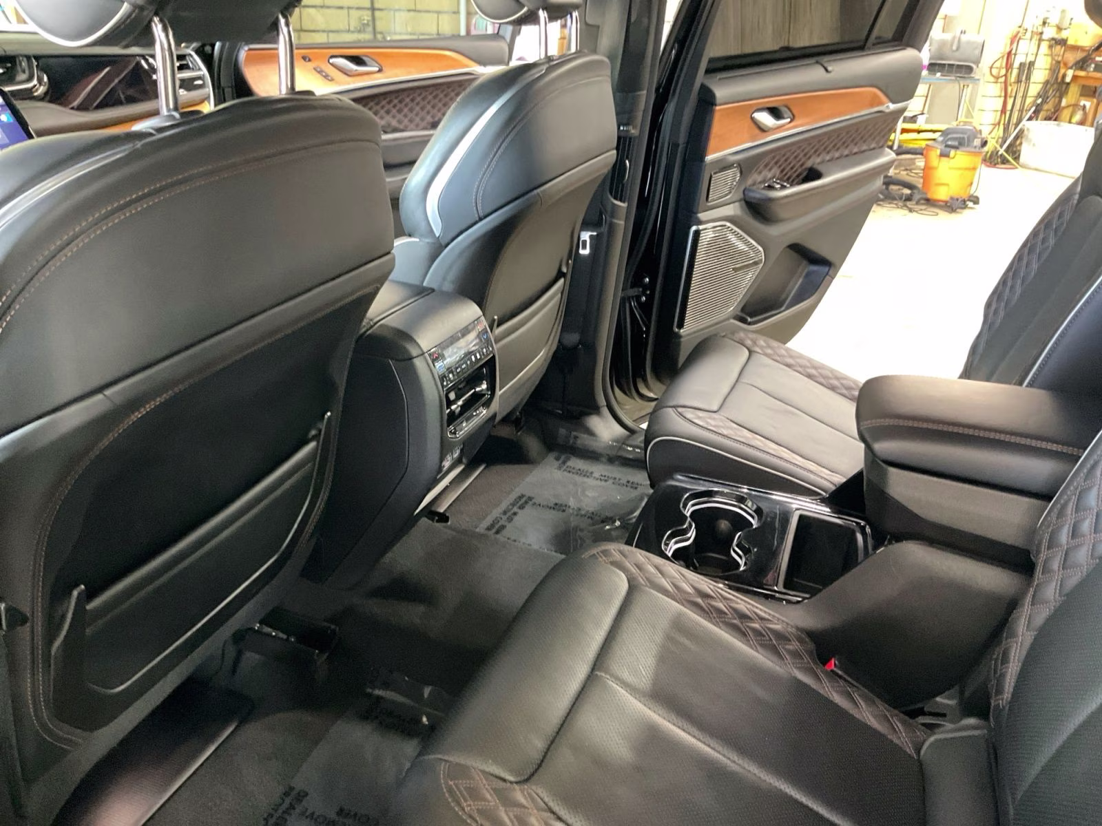 2023 Diamond Black Crystal Pearlcoat Jeep Grand Cherokee L Summit 4X4 SUV