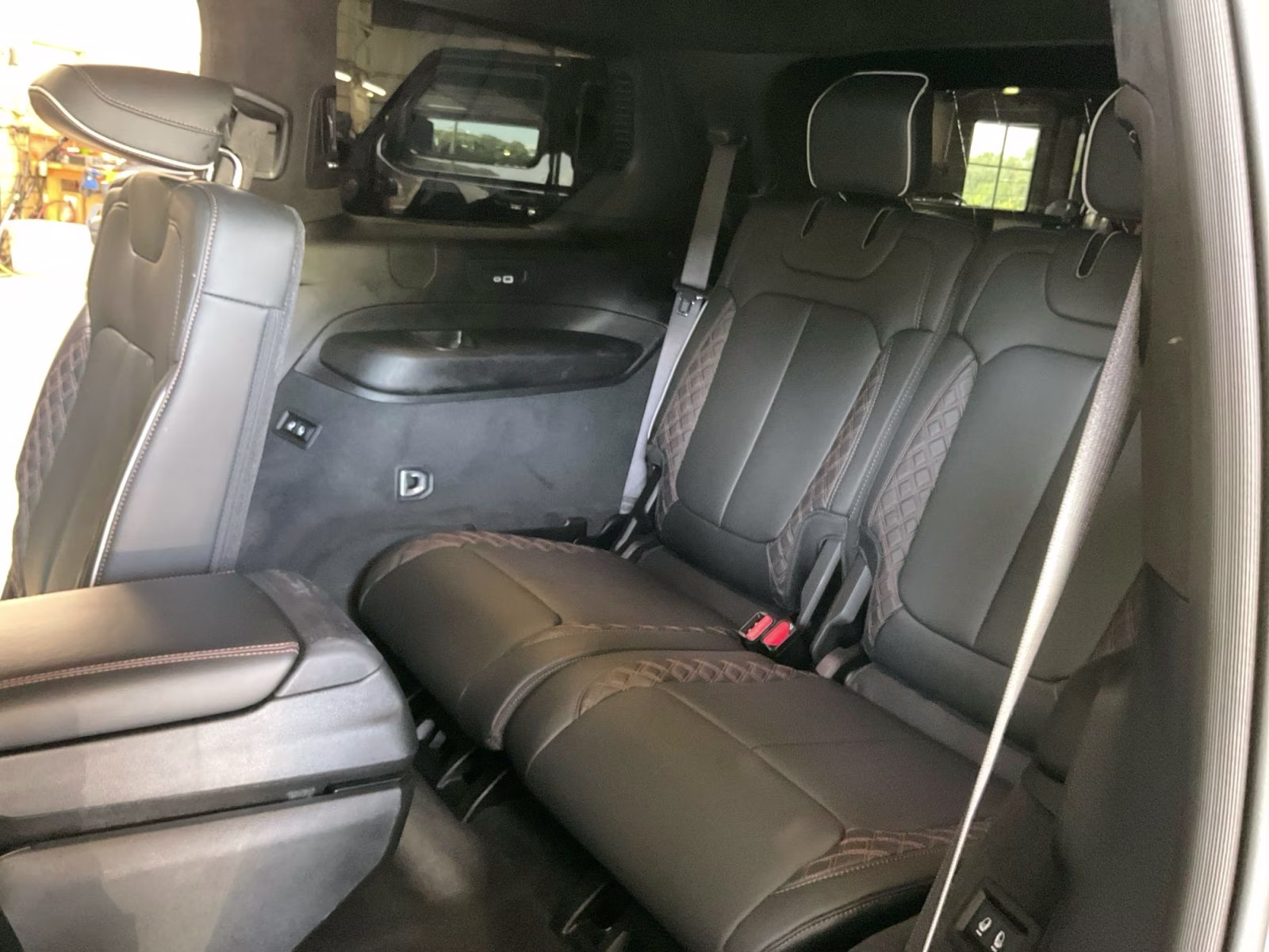 2023 Diamond Black Crystal Pearlcoat Jeep Grand Cherokee L Summit 4X4 SUV