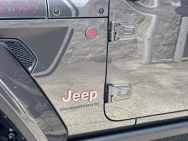 2026 Granite Crystal Metallic Clearcoat Jeep Gladiator Shadow Ops 4X4 Truck