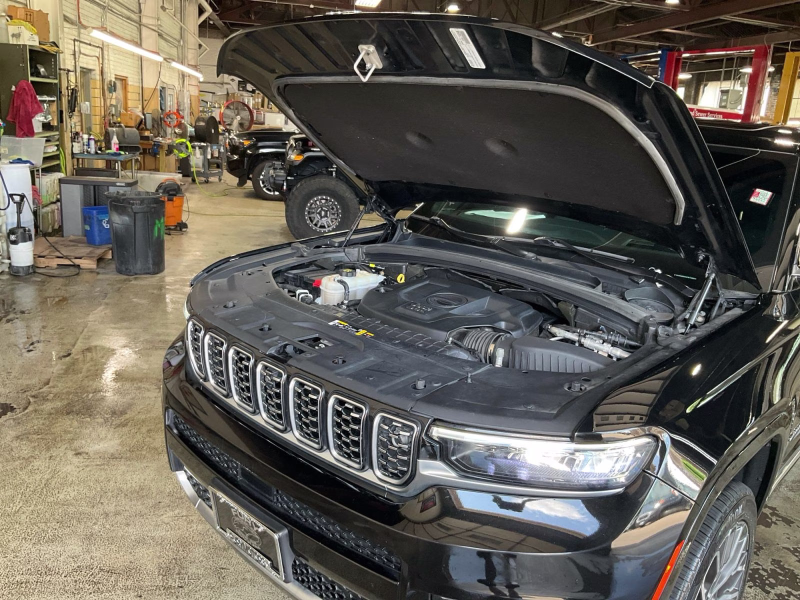 2023 Diamond Black Crystal Pearlcoat Jeep Grand Cherokee L Summit 4X4 SUV