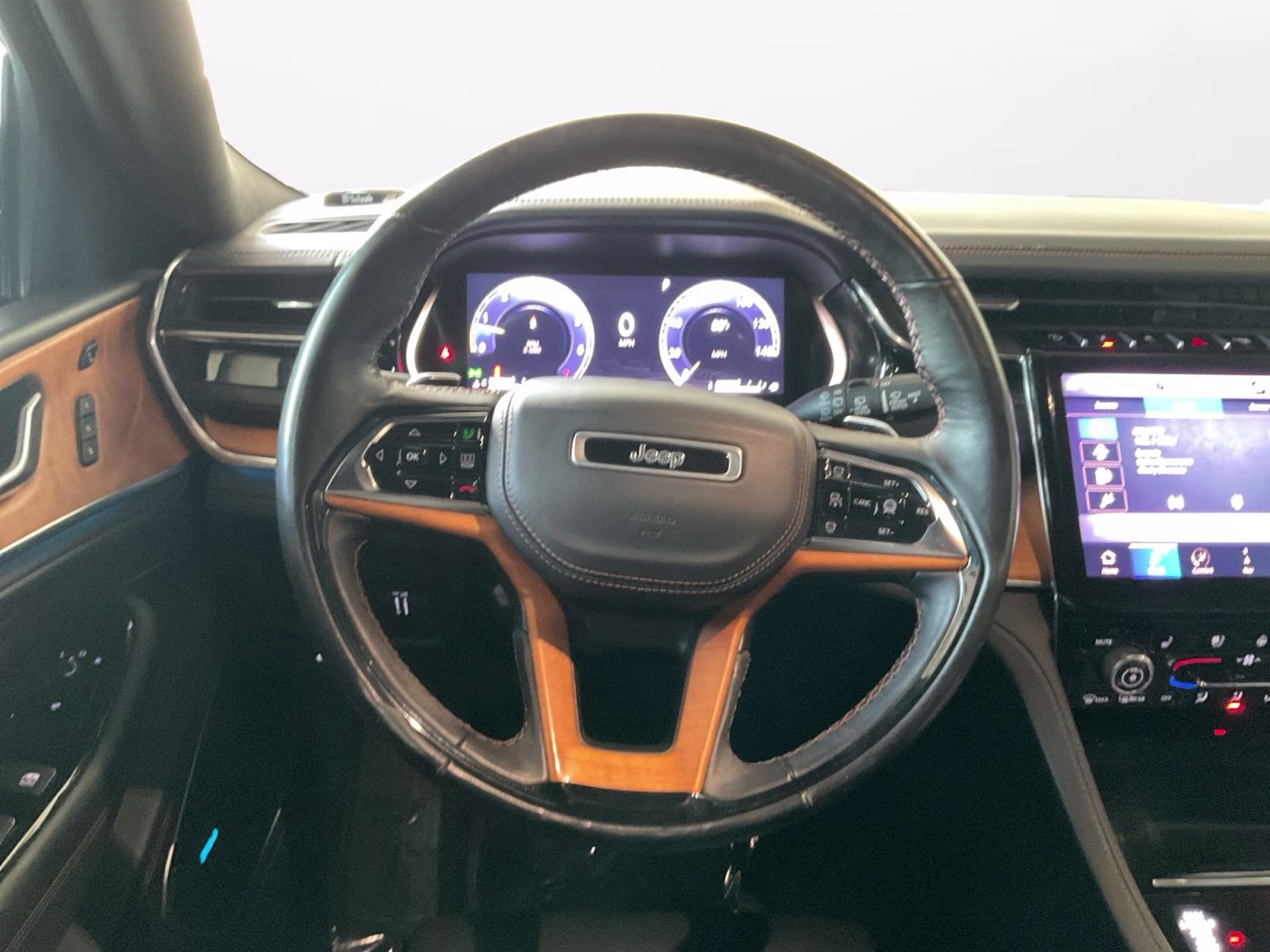2023 Diamond Black Crystal Pearlcoat Jeep Grand Cherokee L Summit 4X4 SUV