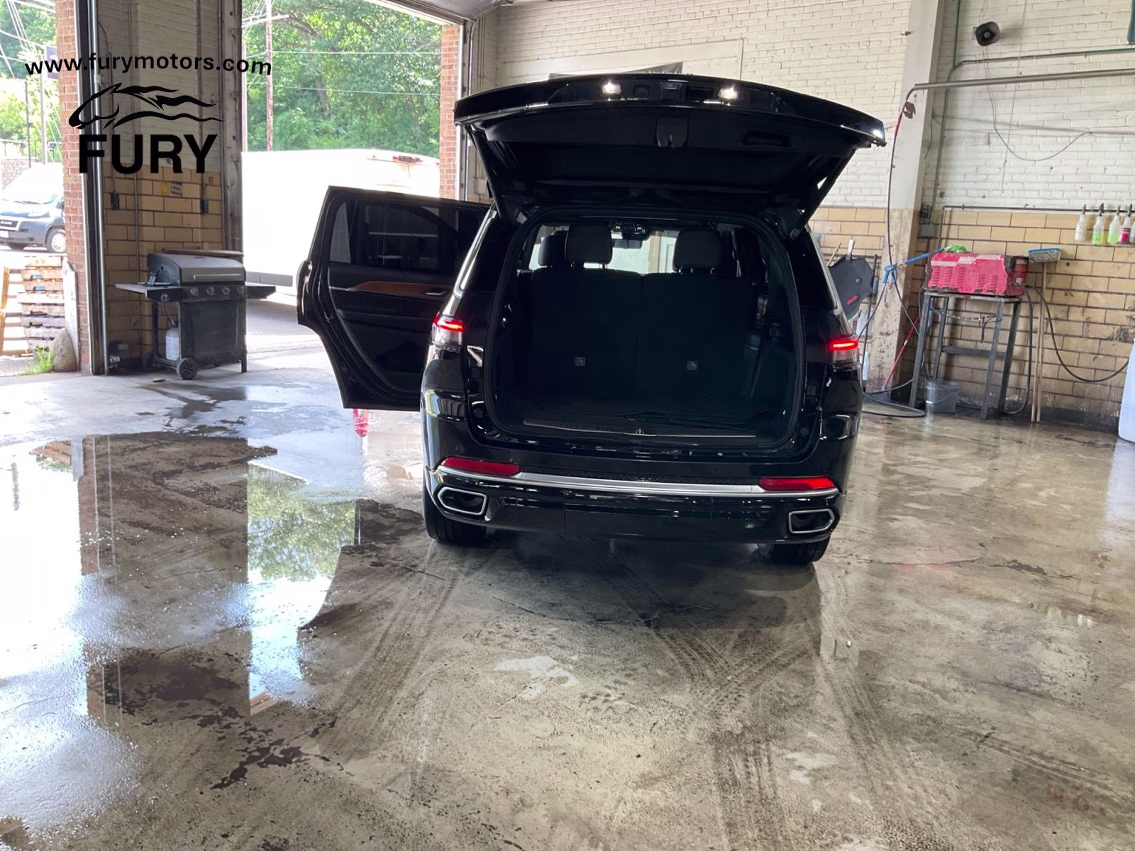 2023 Diamond Black Crystal Pearlcoat Jeep Grand Cherokee L Summit 4X4 SUV