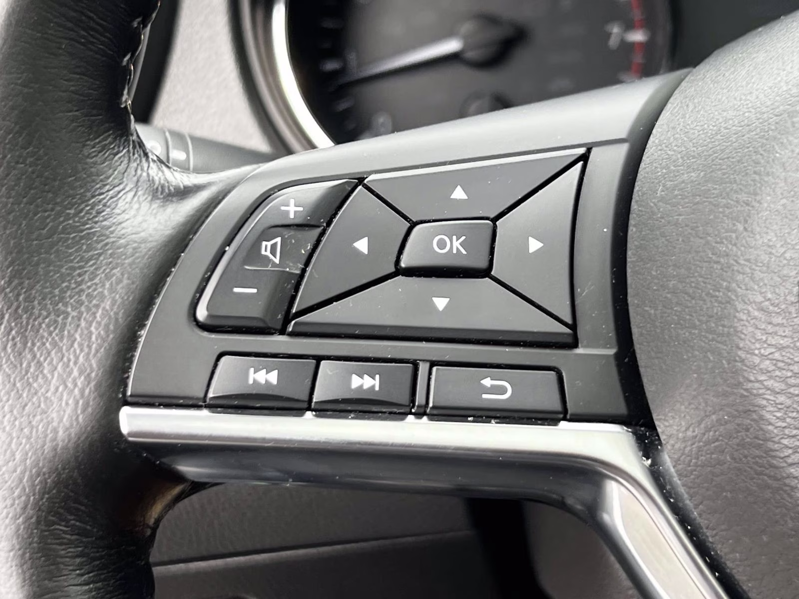 2019 Pearl White Tricoat Nissan Rogue AWD SV AWD SUV