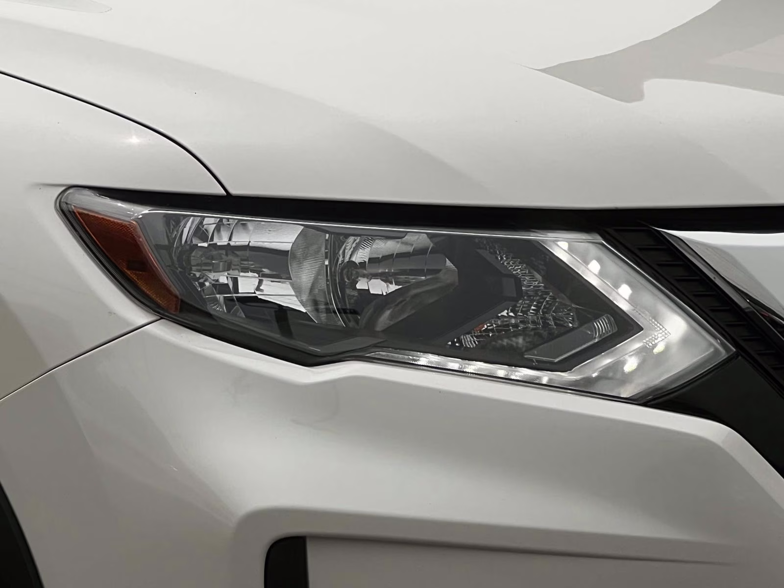 2019 Pearl White Tricoat Nissan Rogue AWD SV AWD SUV