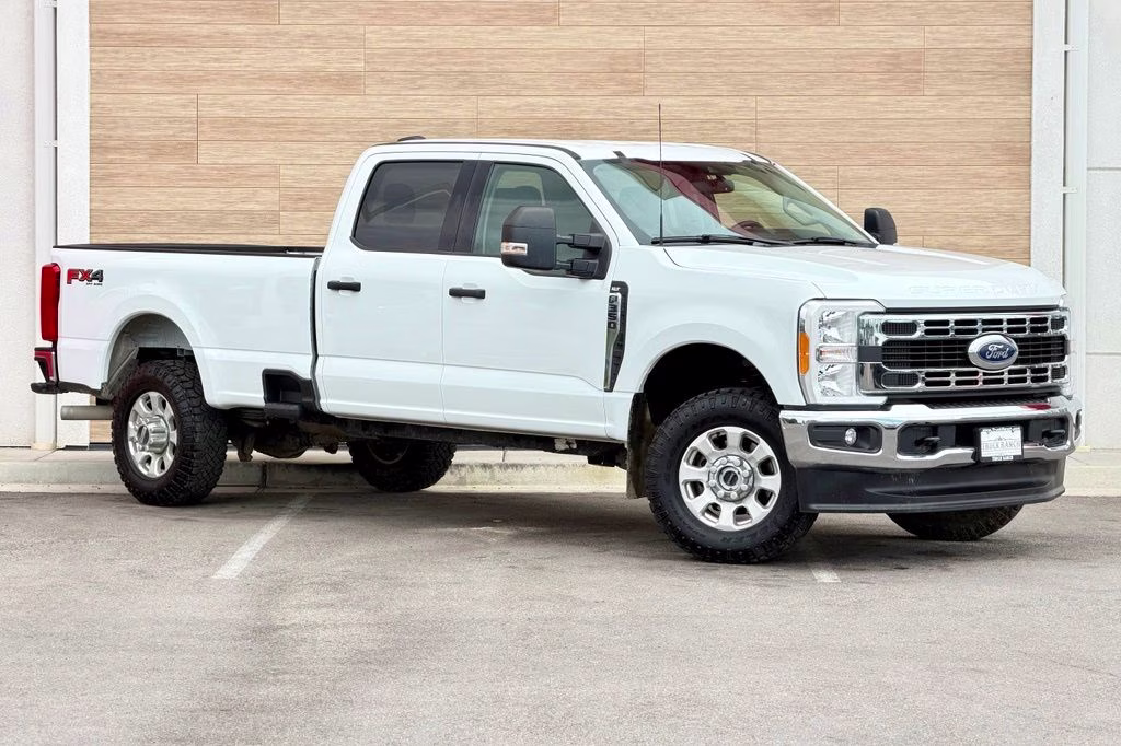 2023 White Ford Super Duty F-350 SRW XLT 4X4 Truck